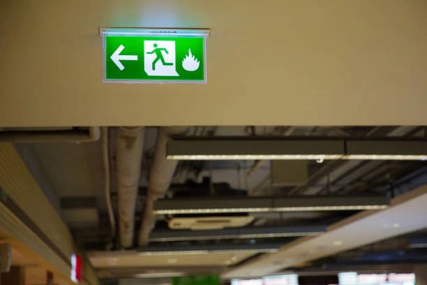 Instalação de luminária de emergência